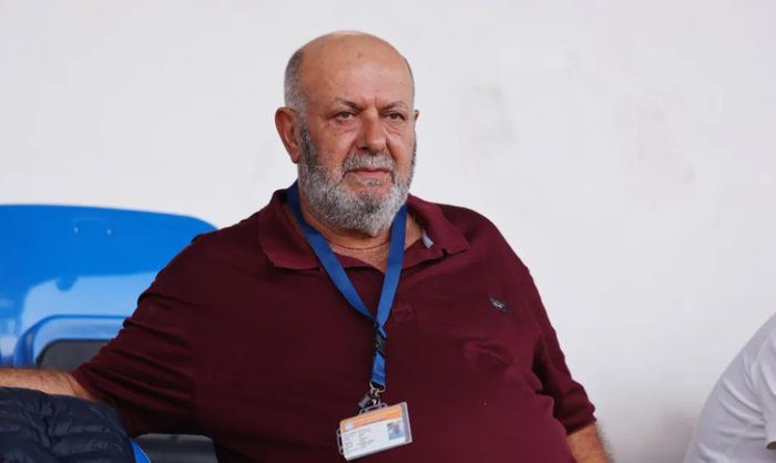 γραφικό Ο Κίκης κρατάει και το καρπούζι και το μαχαίρι