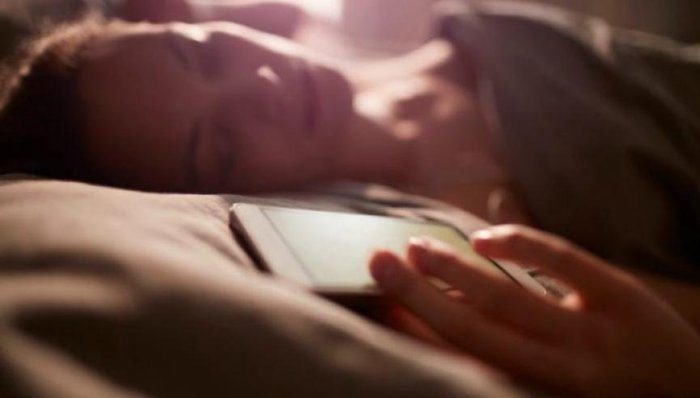 γραφικό Πώς η νυχτερινή χρήση smartphone επηρεάζει την ψυχική ανθεκτικότητα
