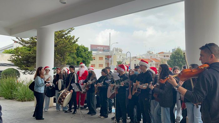 Apostolos Markos High School students sang at Makarios Hospital