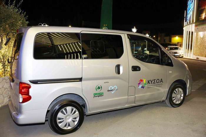 фотография OMONOIA FOUNDATION Два автомобиля для КИСОА и Ассоциации аутизма