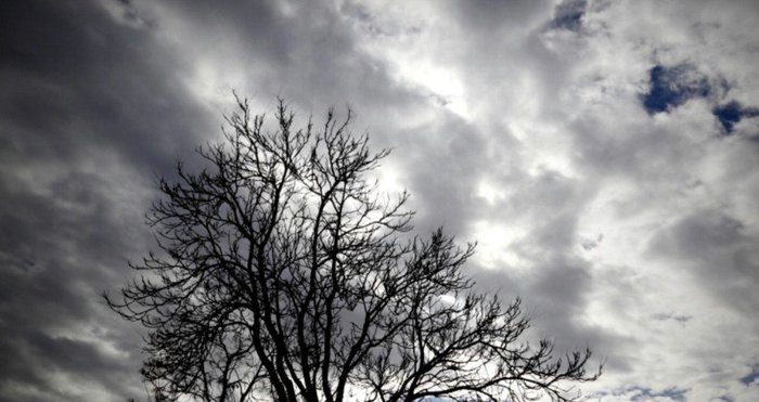 οπτικό Σταθερός και ζεστός καιρός ως Πέμπτη Βροχές και καταιγίδες από
