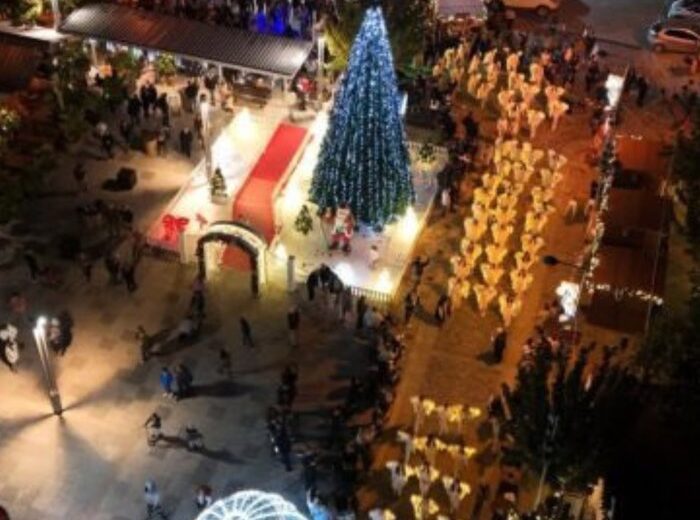 εικόνα Το Χωριό των Αγγέλων Η Πλατεία Κιτίου ντύνεται στα χριστουγεννιάτικα