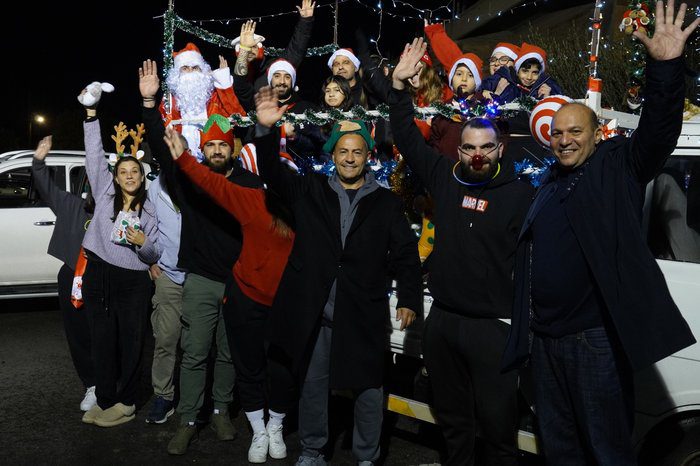 φωτό ΤΖΟΝ ΧΡΙΣΤΟΔΟΥΛΟΥ Μοίρασε δώρα σε παιδιά στο Καϊμακλί πάνω σε φορτηγό