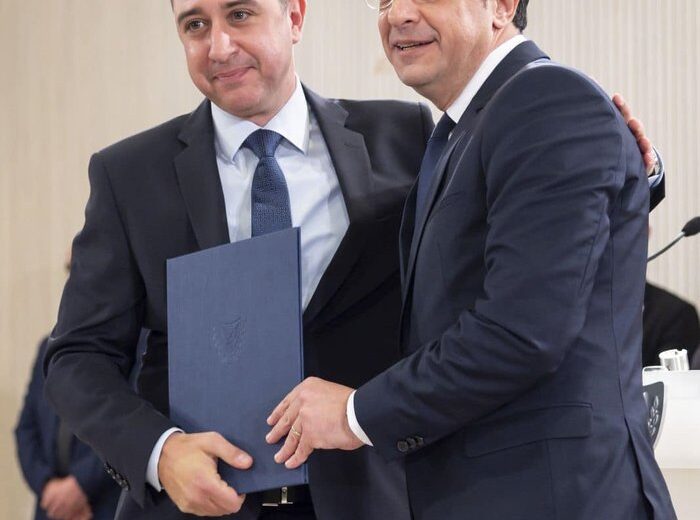 οπτικό ΧΑΡΑΛΑΜΠΟΣ ΧΑΡΑΛΑΜΠΟΥΣ Παραιτήθηκε από τη θέση του στο Προεδρικό