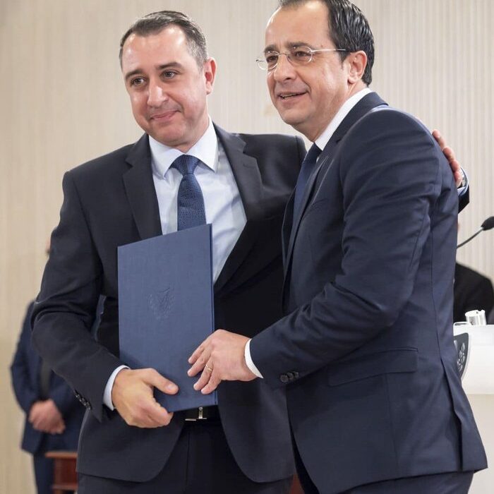 οπτικό ΧΑΡΑΛΑΜΠΟΣ ΧΑΡΑΛΑΜΠΟΥΣ Παραιτήθηκε από τη θέση του στο Προεδρικό