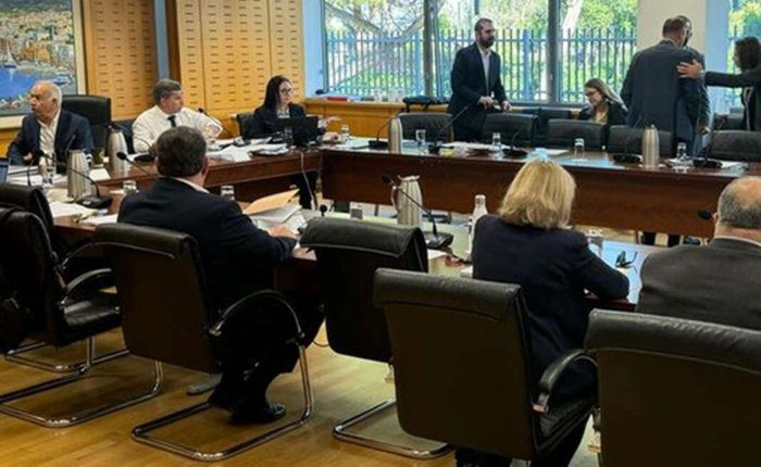 Visual Parliament Tension: First Lady Absent and Proposal to Abolish