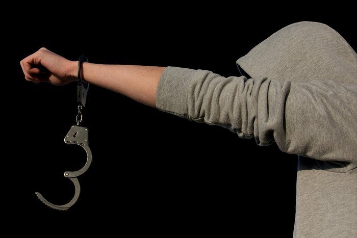 φωτογραφία ΛΑΡΝΑΚΑ Λήστεψε καφεστιατόριο βιβλιοπωλεία και κουμπαρά φιλανθρωπίας