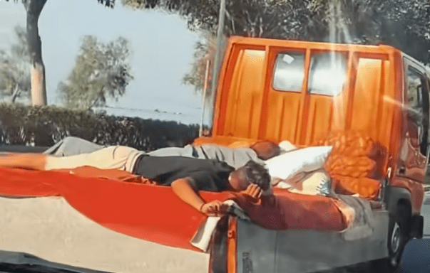zrzut ekranu 2026 01 13 174236 word1 Limassol Beach: Workers Sleep in Moving Truck