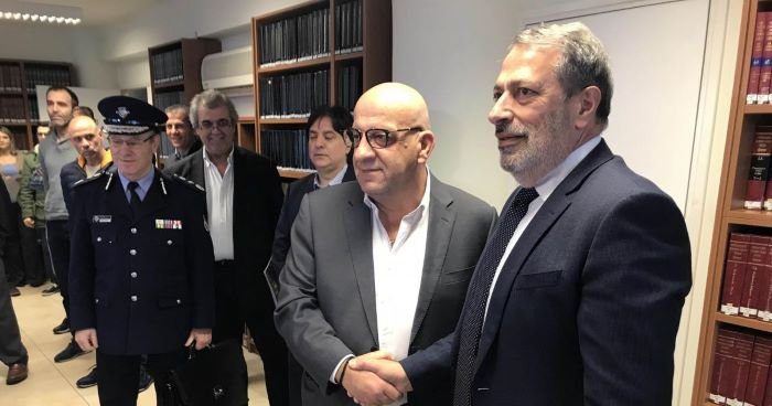 γραφικό Πάνε στα δικαστήρια τον Γιώργο Κούμα