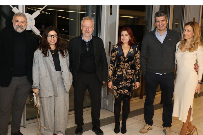 εικόνα Σ ΕΣΑΣ ΠΟΥ ΜΕ ΑΚΟΥΤΕ Ένα έργο που μιλά κατευθείαν στην ψυχή
