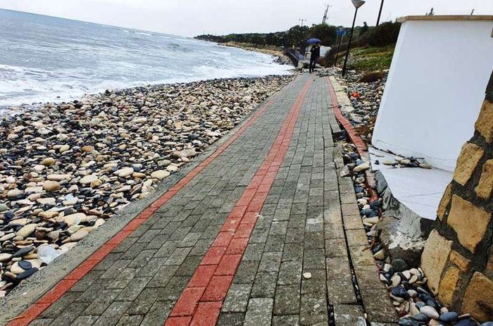 οπτικό Σε κακή κατάσταση ο πεζόδρομος Αγίου Τύχωνα Έκλεισε η ξύλινη πεζογέφυρα