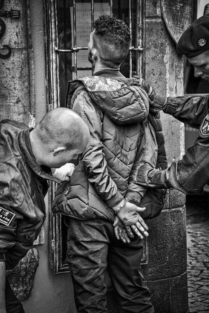 φωτό ΣΕ ΜΙΑ ΝΥΧΤΑ Επτά άτομα με χειροπέδες για παράνομη κατοχή όπλου