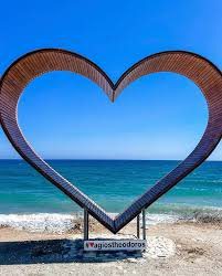 γραφικό Το πιο cute σημείο για Valentines φωτογραφίες με θέα τη θάλασσα