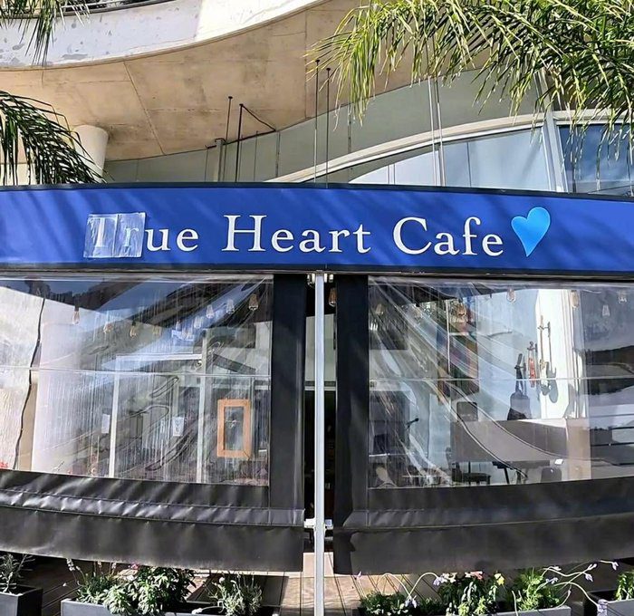 στιγμιότυπο TRUE HEART CAFÉ Η πρωτοβουλία της Έλεν Ποντίκη που μετατρέπει το